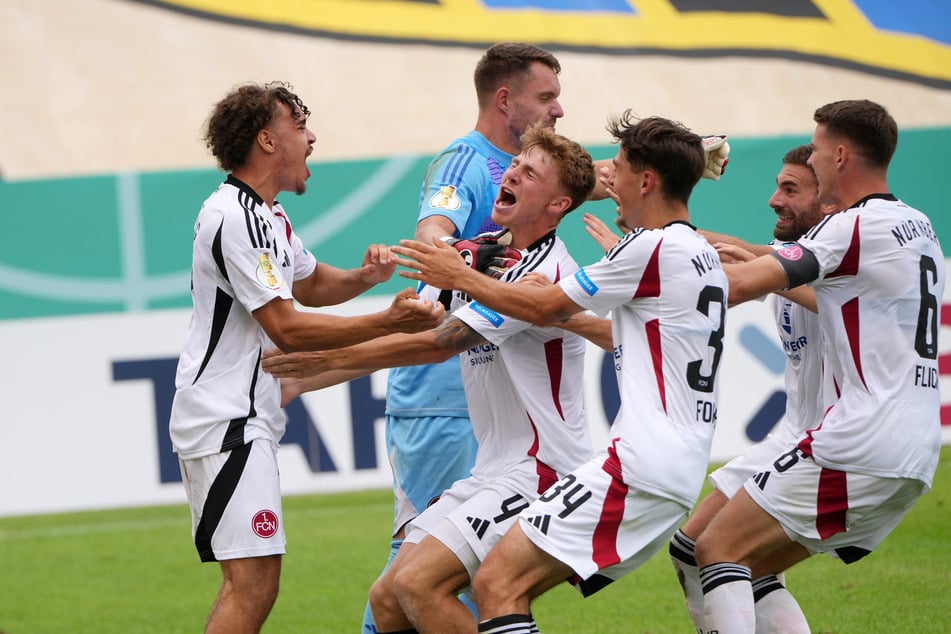 Der 1. FC Nürnberg feiert! Im Elfmeterschießen hat das Team von Miroslav Klose das bessere Ende für sich.