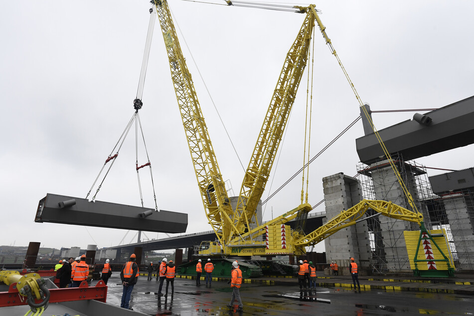 Bisher sind an der neuen A1-Rheinbrücke bei Leverkusen rund die Hälfte der knapp 400 Stahlbauteile montiert.