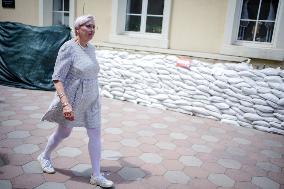 Claudia Roth (67, Grüne) im Herzen von Odessa. Sandsäcke prägen das Stadtbild - sie sollen kulturelle Stätten vor Angriffen schützen.