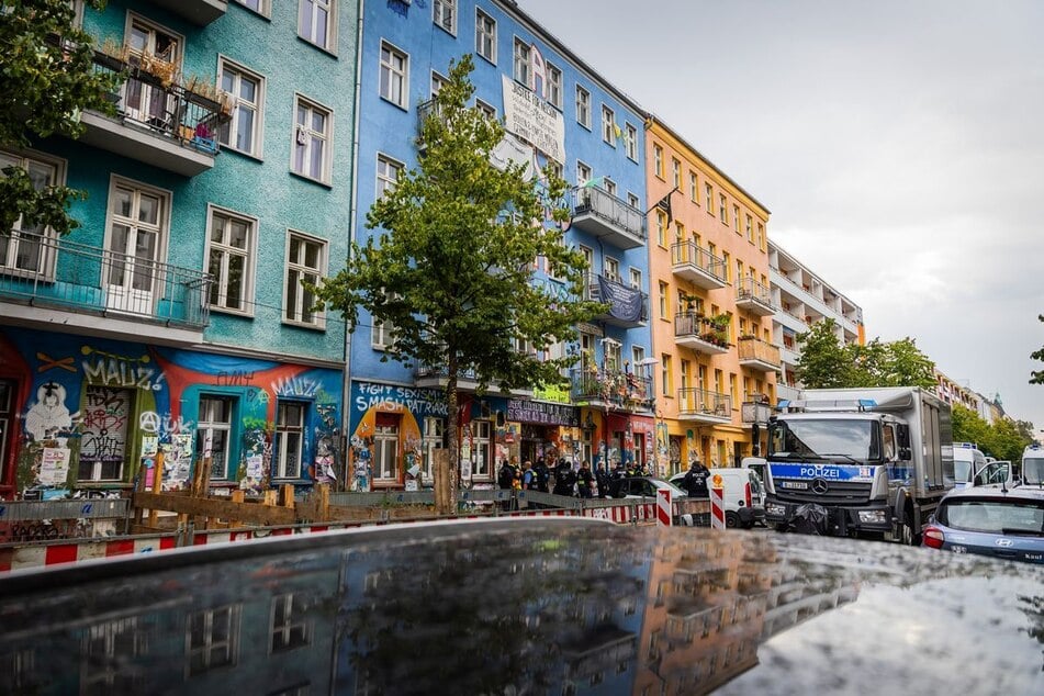 Laut unbestätigten Medienberichten könnte es sich um politisch motivierte Täter handeln, da der Tatort nahe der Rigaer Straße liegt, die für ihre linksradikale Szene bekannt ist. (Archivfoto)