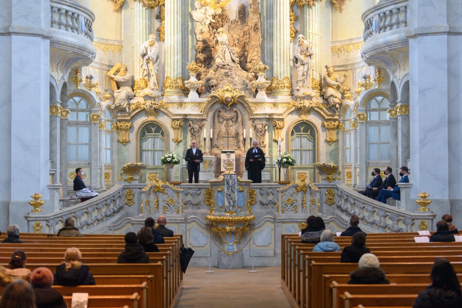 Tobias Bilz (l.), Landesbischof der Evangelischen Landeskirche Sachsen, und Pfarrer Joachim Zirkler sprechen in der Frauenkirche bei einer Andacht der Pandemie-Opfer in der Corona-Krise zu den Besuchern.