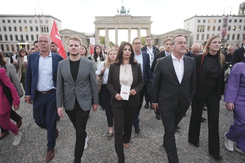 SPD-Fraktionschef Matthias Miersch (57, l-r), Tim Klüssendorf (35, SPD), Derya Türk-Nachbaur (53, SPD) und Verteidigungsminister Boris Pistorius (66, SPD) protestieren mit anderen Mitgliedern der SPD-Bundestagsfraktion nach der Wahl des AfD-Landtagspräsidenten in Sachsen-Anhalt.