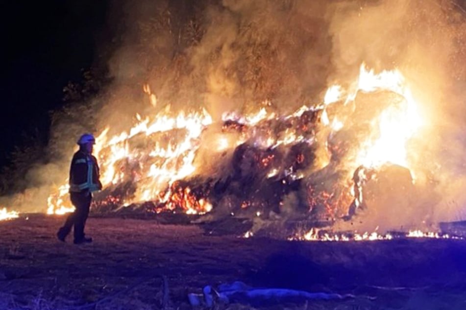 100 Heuballen brennen lichterloh: Flammen drohen überzuspringen, Warnung an Bevölkerung