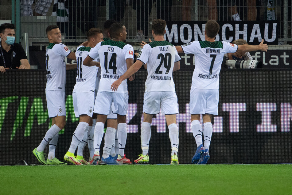 Gemeinsam bejubelten die Fohlen den Siegtreffer zum 3:1, das von Einwechselspieler Patrick Herrmann (r.) vorbereitet wurde.