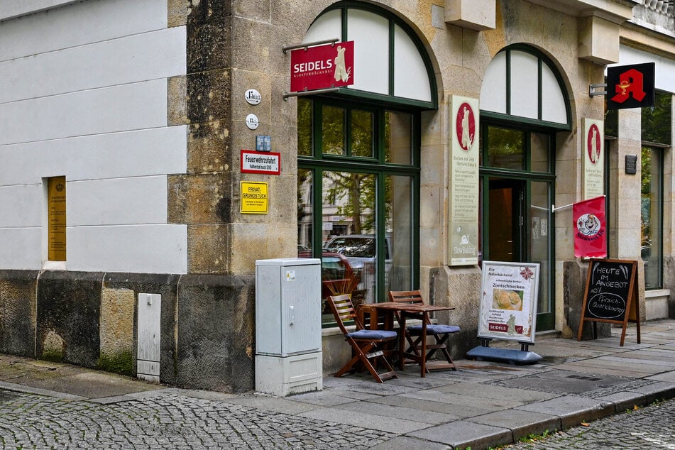 Die Filialen - wie hier in Dresden - werden in den kommenden Monaten äußerlich noch verändert. (Archivbild)