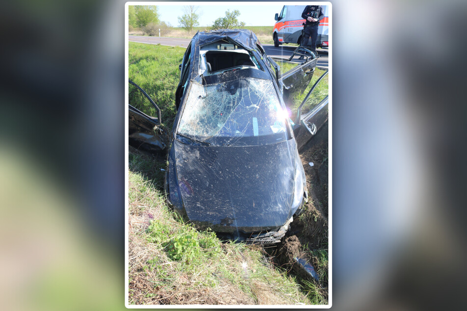 Ein 46-Jähriger steuerte seinen Wagen in einen Straßengraben und blieb dort stecken.