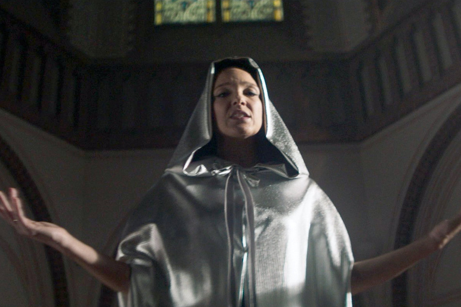 Carolin Kebekus in ihrem kirchenkritischen Musiksong "Im Namen der Mutter".