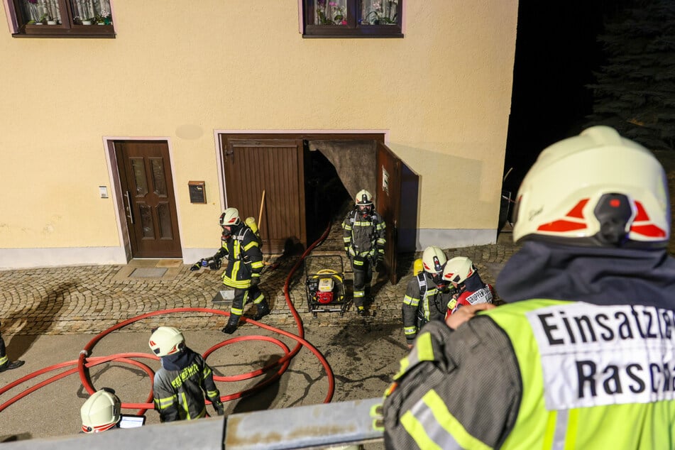 Feuerwehren aus Raschau, Markersbach und Schwarzenberg wurden am heutigen Dienstagabend nach Langenberg gerufen.