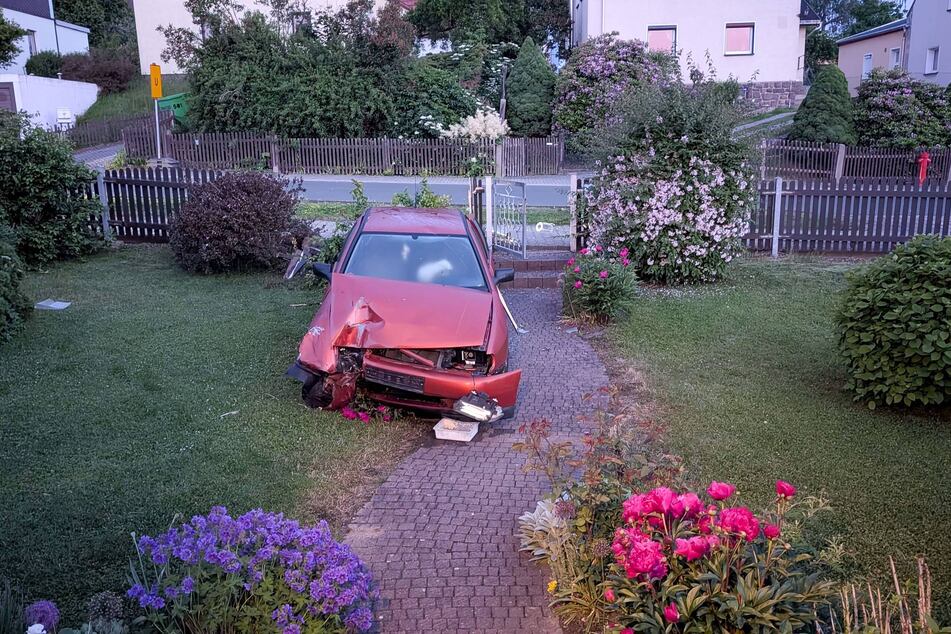 Nachdem ein Seat-Fahrer (38) mit einer Laterne kollidiert, krachte er durch einen Gartenzaun.