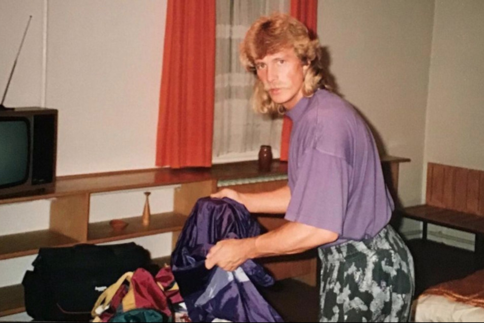 Das Foto zeigt Big-Brother-Legende Jürgen Milski (58) auf einem Schnappschuss von vor über 30 Jahren - mit Vokuhila und Oberlippenbart.
