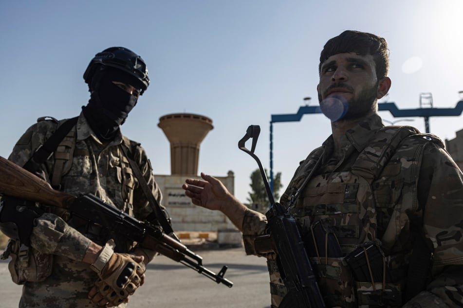 Von den USA unterstützte Kämpfer der Syrischen Demokratischen Kräfte (SDF) stehen auf einer Straße in Ostsyrien Wache. (Archivbild)