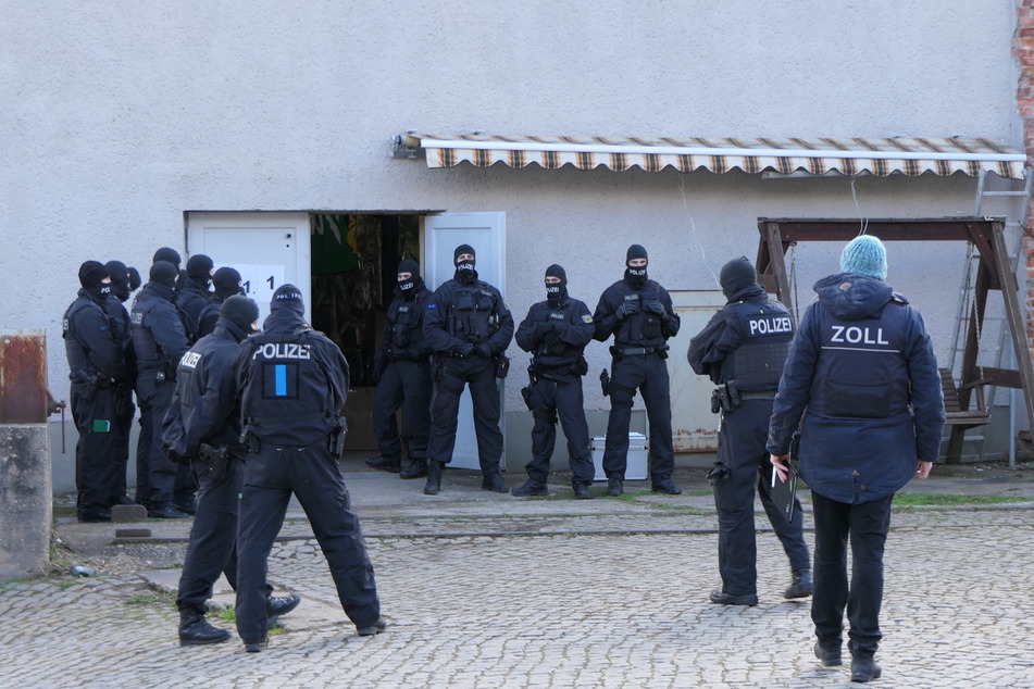 Großrazzia: Am 28. März durchsuchten Zollfahnder und Bundespolizisten sämtliche Immobilien der Familie in Colditz, die sächsische Polizei war nicht beteiligt.