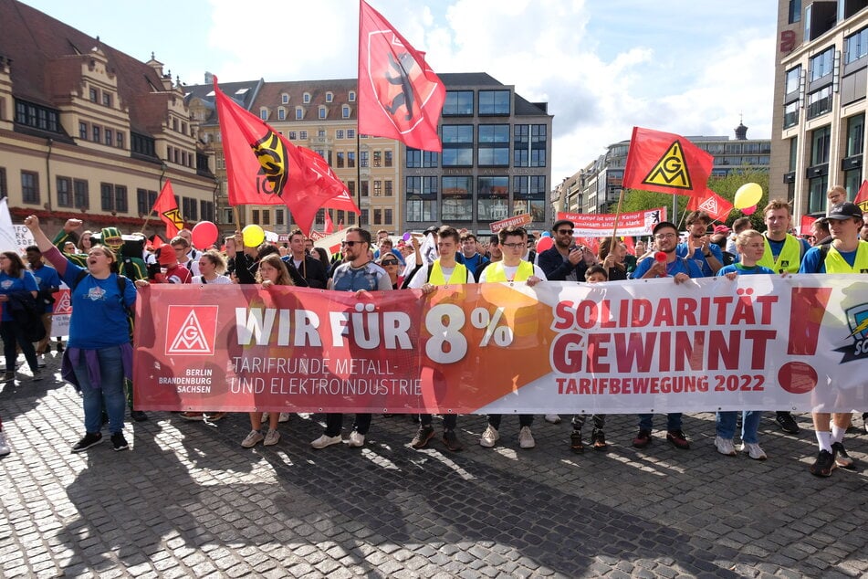 In Leipzig demonstrierten am Samstag rund 2000 Beschäftigte der Metall- und Elektroindustrie.