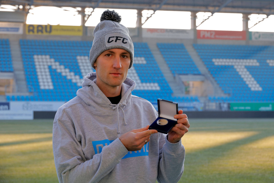 Christian Bickel (29) zeigt stolz seine Goldmedaille, die er für das Tor des Monats Oktober gewann.