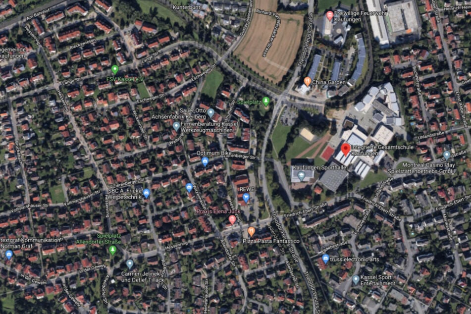 Der Überfall fand auf dem Schulhof einer Schule in der Friedrich-Ebert-Straße statt.