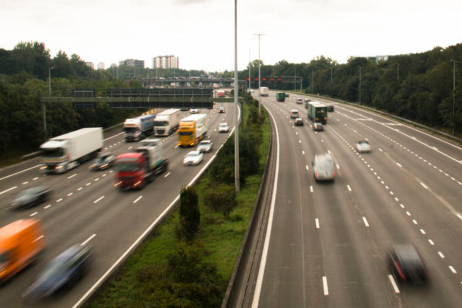 Der Mann fiel aus einem 100 km/h fahrenden Auto auf die Autobahn. (Symbolbild)