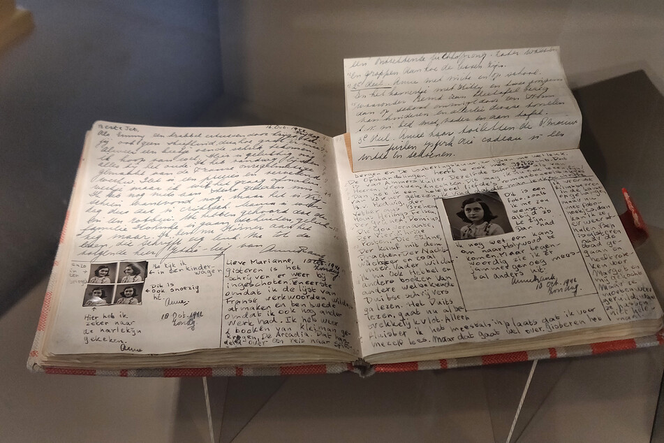 Eine Kopie von Anne Franks Tagebuch im Anne Frank Zentrum in Berlin. (Archivbild)