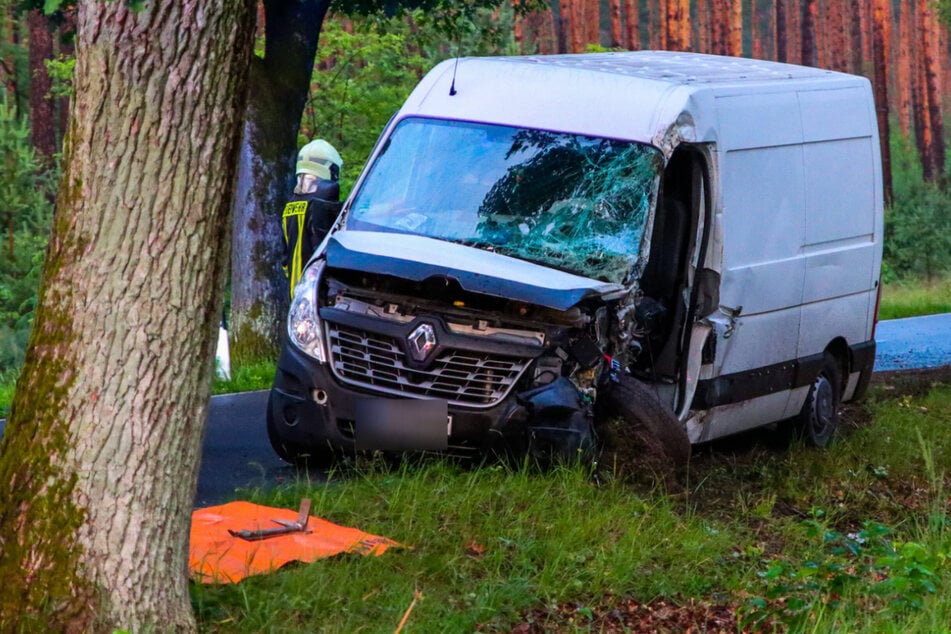 Suff-Fahrer setzt Transporter gegen den Baum