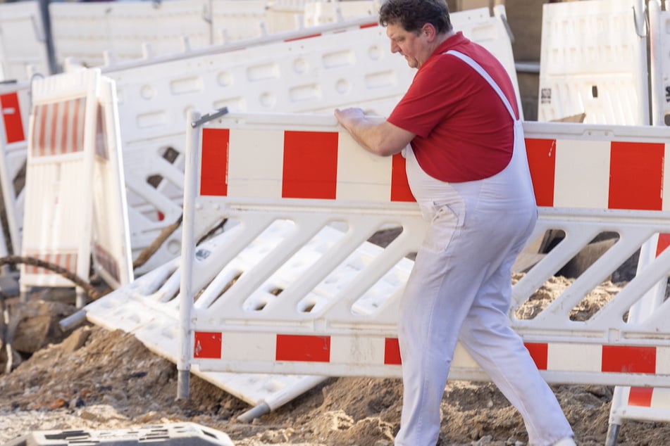 Fleischermeister Ronald Lippman (58) musste auf der Baustelle selbst anpacken, um den Klempnern den Weg zum Keller freizuräumen.