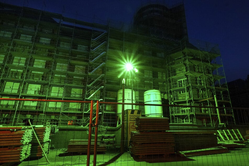 Grünes Licht auf der Baustelle am Fritz-Förster-Platz. Für rund 60 Millionen Euro wird dort der Beyer-Bau auf dem TU-Campus saniert.
