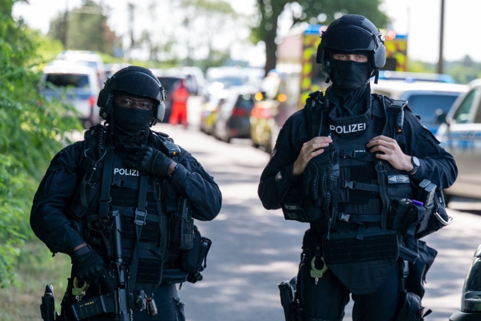 Bundesstraße gesperrt: SEK-Einsatz in Wald bei Bad Düben