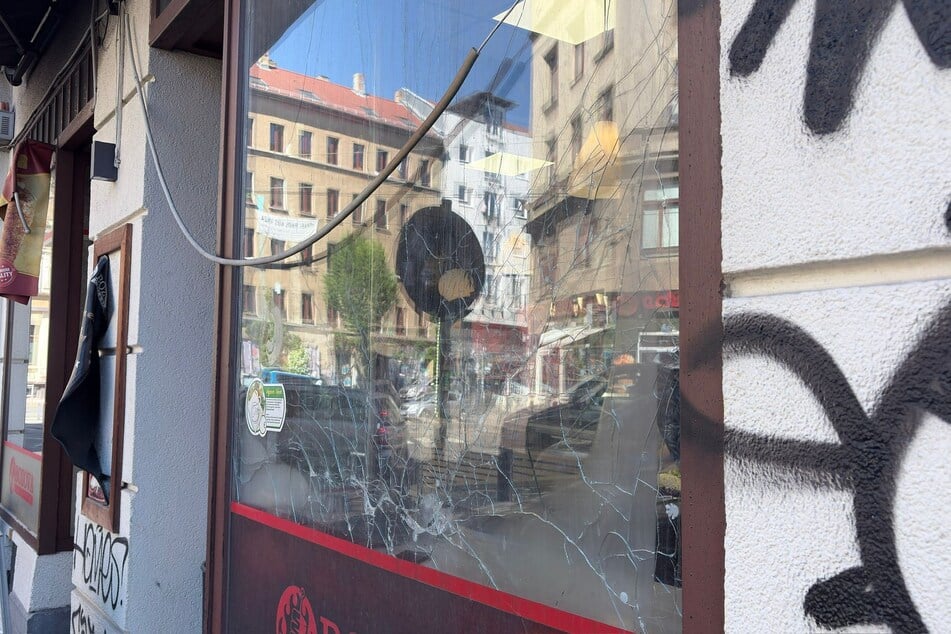 Die Scheibe eines Restaurants platzte durch die Hitze der Flammen.