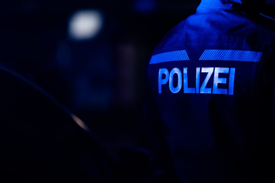 Vandale beschädigt elf Autos und kloppt auf Zeugen ein