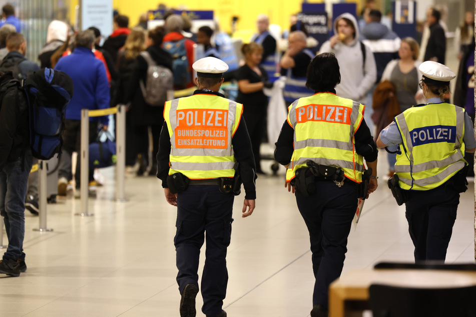 Gegen den Mann wird nun wegen Beleidigung, Bedrohung und Widerstands gegen Vollstreckungsbeamte ermittelt. (Symbolbild)