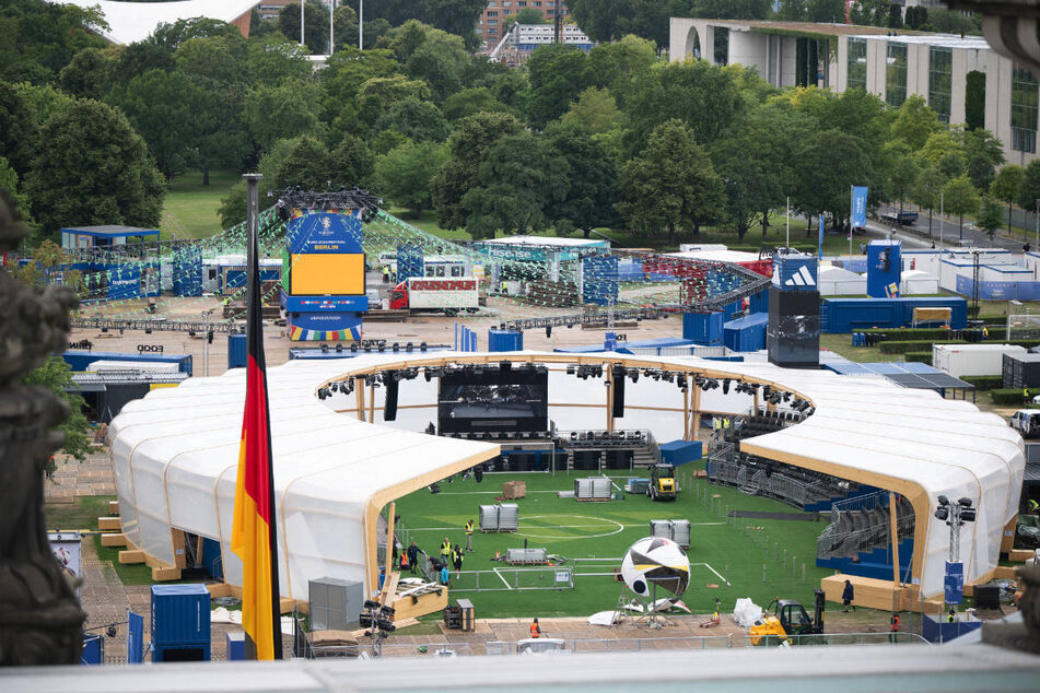 Auch am Reichstag gibt es eine große Fanzone.