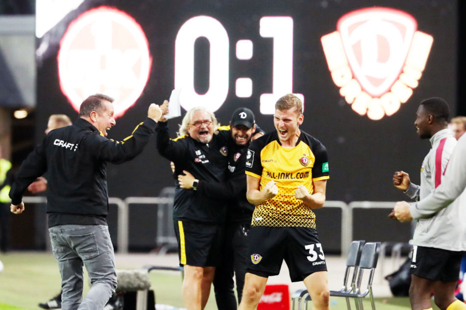 Christoph Daferner (Nummer 33) ballt wie alle Dresdner beim Abpfiff die Fäuste - endlich geschafft!