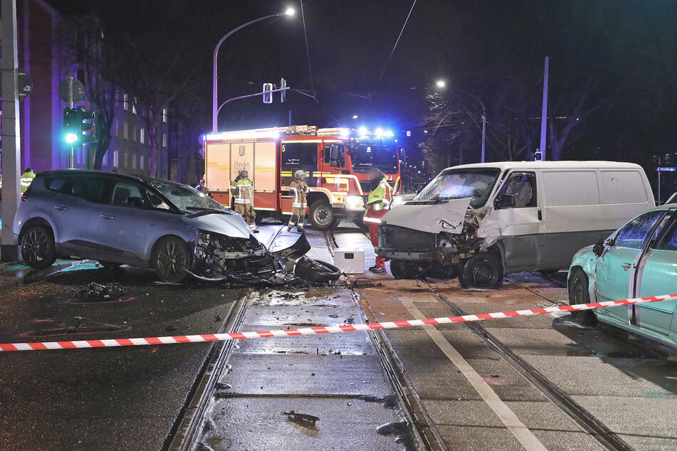 Auf der Güntzstraße kam es bis kurz nach Mitternacht aufgrund des Unfalls zu Verkehrseinschränkungen.