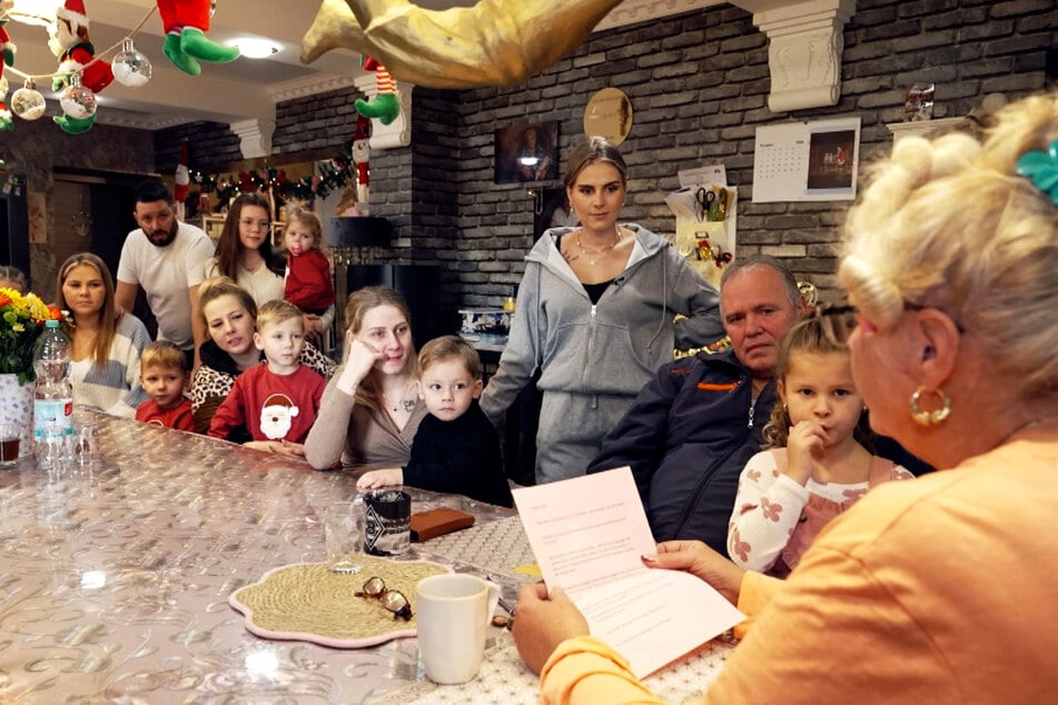 Im Rahmen der Spezialfolge kommt auf Mama Silvia (60, r.) eine besondere Aufgabe zu.