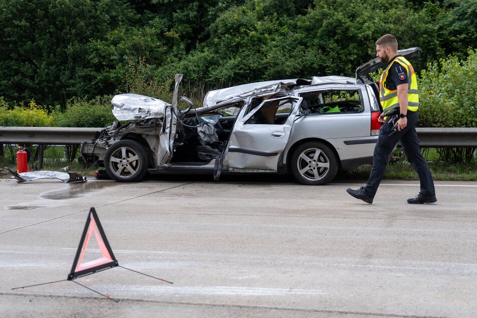 Durch den Zusammenstoß mit dem Lkw wurde das Dach des Volvos stark eingedrückt.