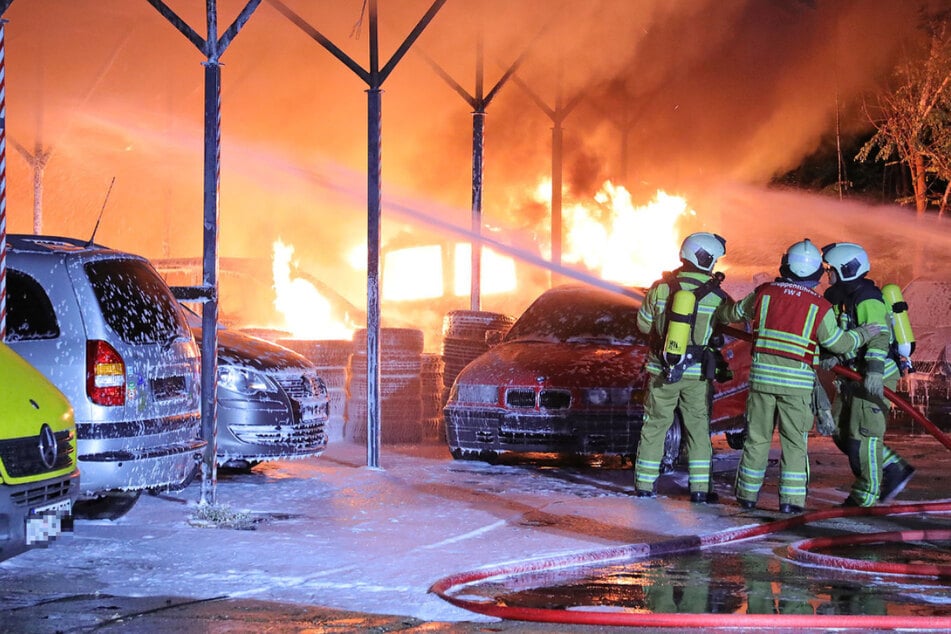 Dresden: Autohandel steht in Flammen: Mehrere Fahrzeuge brennen lichterloh