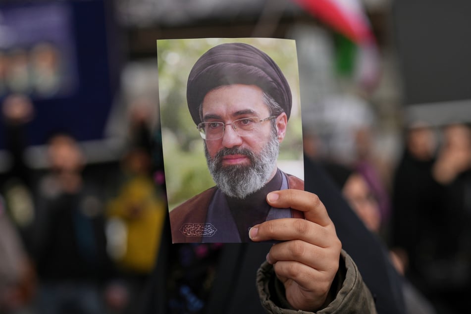 Er existiert momentan nur auf Fotos und angeblichen Schriftstücken. Wo und was mit Irans neuem Revolutionsführer Modschtaba Chamenei (56) geschehen ist, bleibt unklar.