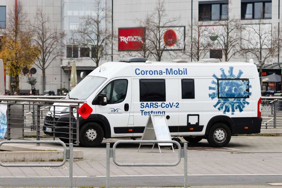 Ein Corona-Testmobil steht in der Kieler Innenstadt. Positiv Getestete müssen sich von nun an nicht mehr isolieren.