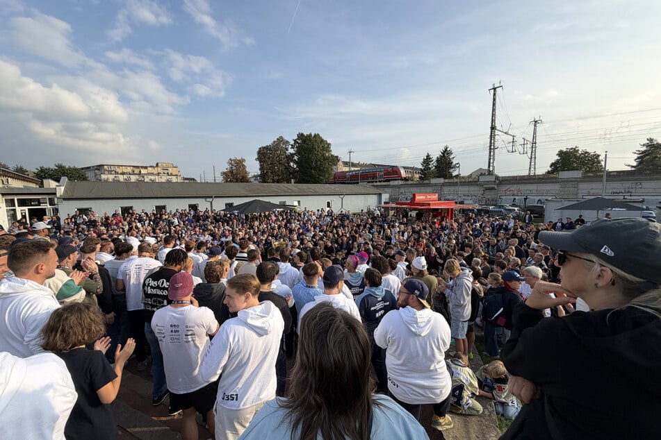 Über 1000 Fans feierten ihre Meisterhelden einen Tag nach dem Finaltriumph am Monarchs-Trainingszentrum.