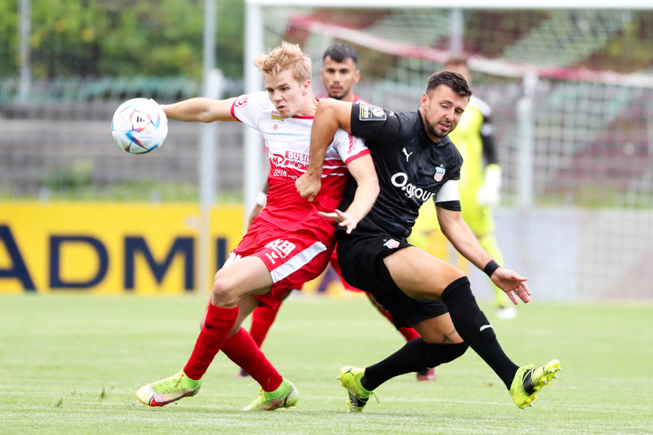 FSV-Kapitän Davy Frick (r.) behielt gegen den SK Vorwärts um Tobias Pellegrini (l.) die Oberhand.
