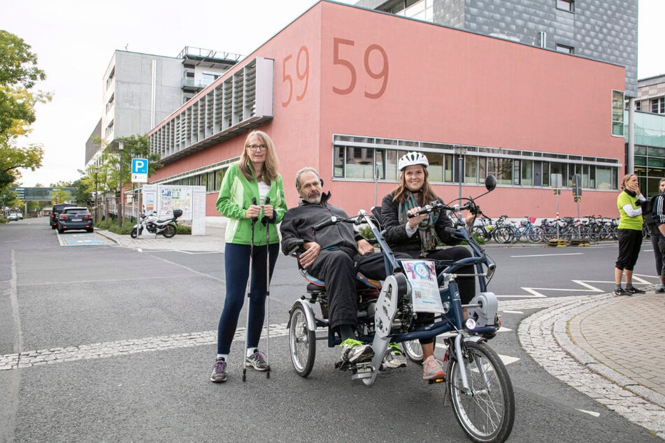 Mit einem Spendenlauf möchten ALS-Patient Thomas Günther (60), seine Frau Edeltraud (55, li.) und Tochter Raphaela (25, re.) Geld für die psychologische Betreuung sammeln.