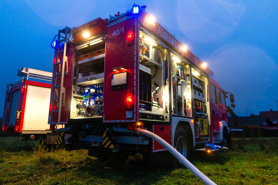 Die Feuerwehr rettete mehrere Personen aus dem brennenden Wohnheim in Bergheim (Symbolbild).