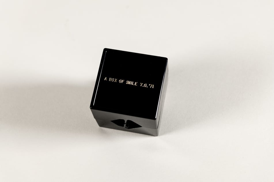 In Yoko Onos "Box of a Smile. Y.O. '71" soll der Betrachter sich im besten Fall selbst anlächeln.