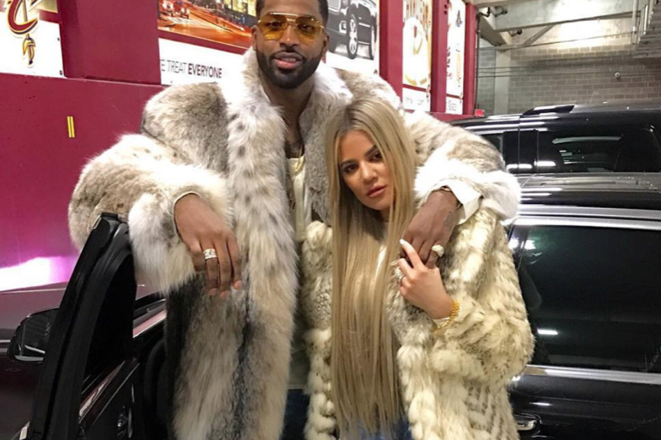 Khloé Kardashian (r.) and the Kardashian-Jenner clan have publicly supported Tristan Thompson amid the unexpected passing of his mom Andrea.
