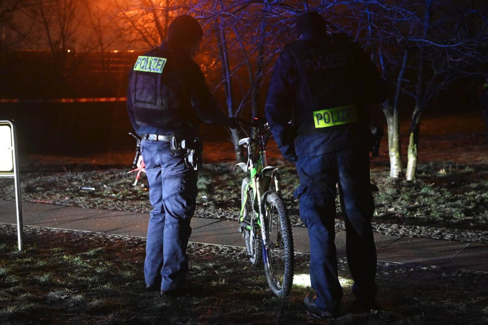 Polizisten untersuchen eines der Fahrräder, das in den Unfall verwickelt gewesen ist.