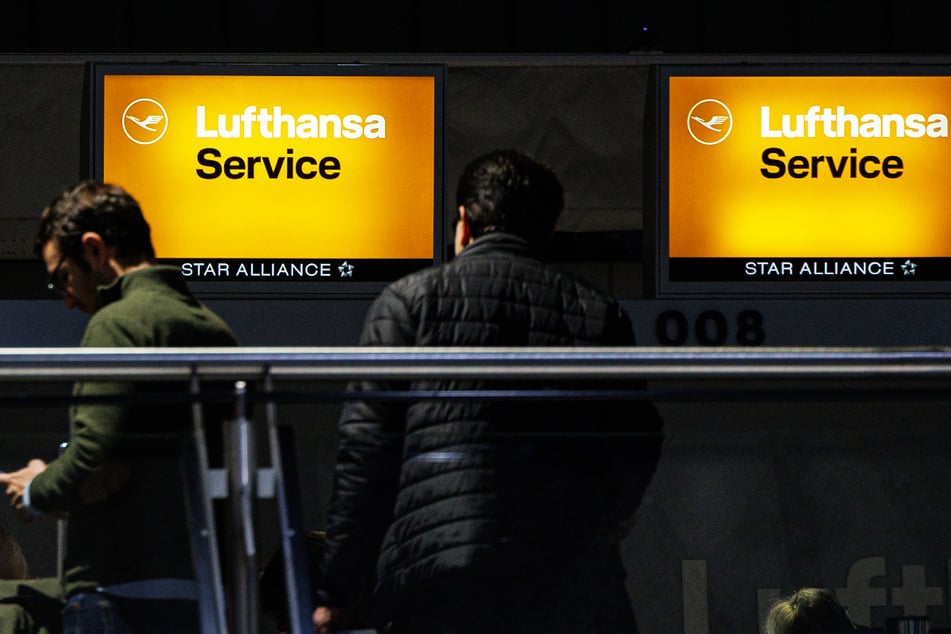 Menschen stehen vor einem Lufthansa-Serviceschalter am Frankfurter Flughafen: Der Konzern hat angekündigt, im großen Umfang elektronische Umbuchungen anzubieten.