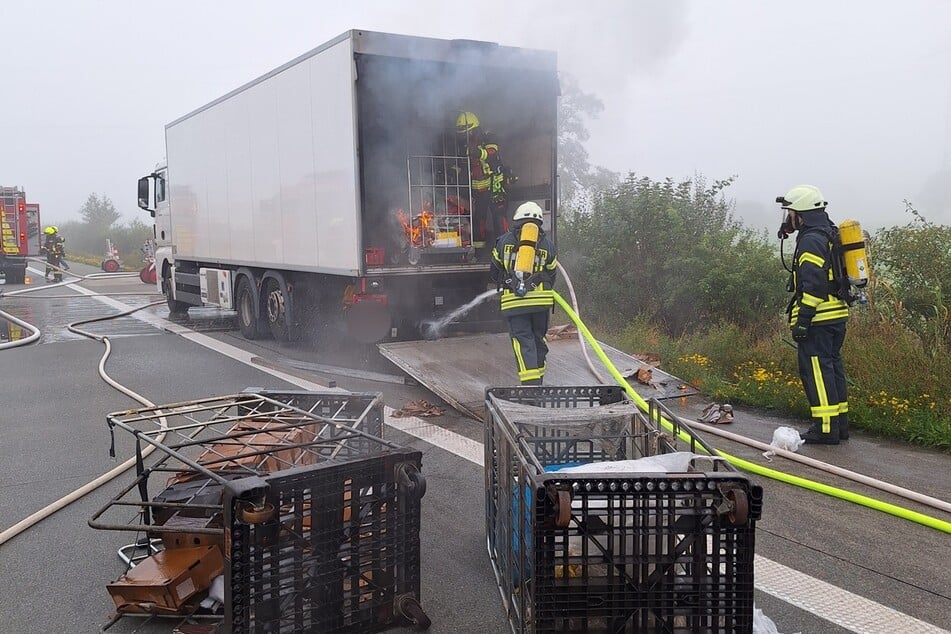 Am Montagmorgen wurden Einsatzkräfte zu einem brennenden Lkw auf die Autobahn A1 in Fahrtrichtung Hamburg alarmiert.