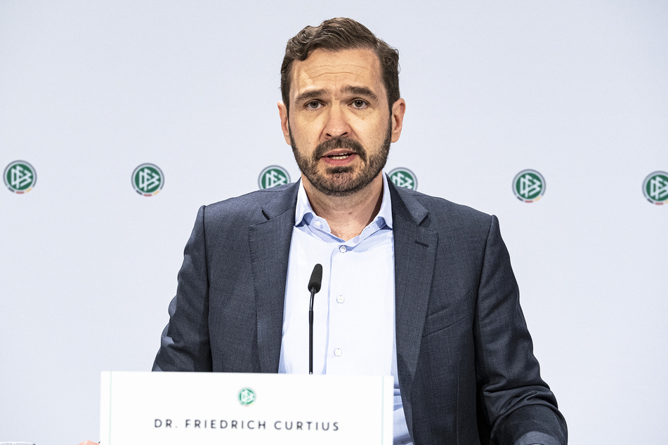 Friedrich Curtius, DFB-Generalsekretär, hat Verständnis für Dynamos Lage, sieht aber keine Alternative.