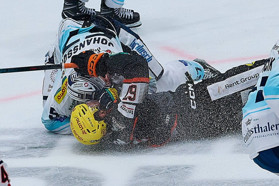 Die Eislöwen haben sich bei den Frankfurter Löwen erfolgreich zur Wehr gesetzt - wie hier Emil Johansson (29, o.) gegen Matthew Wedman (26). Es gab den ersten Sieg in der DEL.