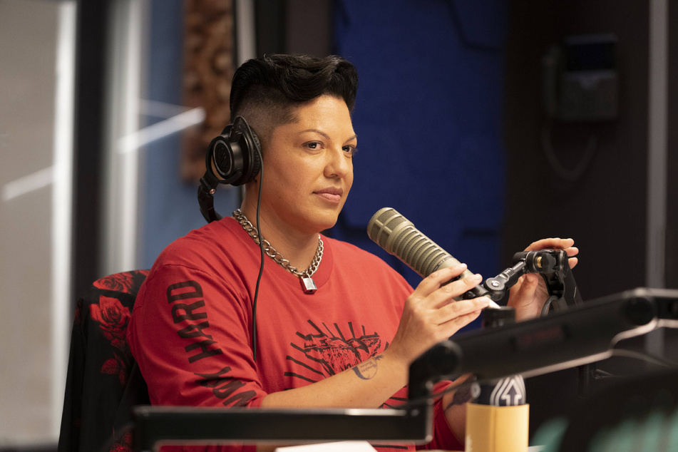 Sara Ramirez reprises their role as Che Diaz on the Sex and the City revival, And Just Like That.