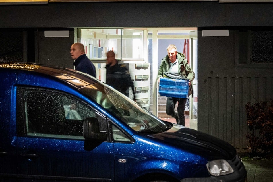 Die Ermittlungen dauern an: Beamte durchleuchten ein Haus am Emelissedijk im Stadtteil IJsselmonde.