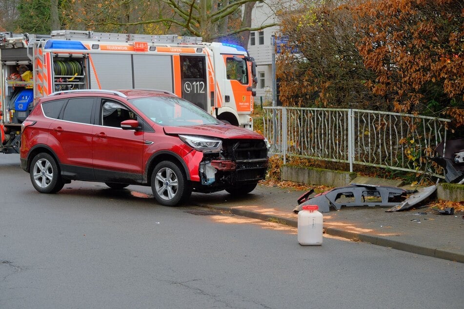 Die Feuerwehr räumte die Unfallstelle und sicherte ausgelaufenen Kraftstoff.